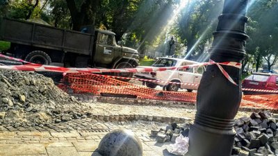 Водіям: рух у центрі Львова ускладнений – ремонтують дорогу і пішохідні зони