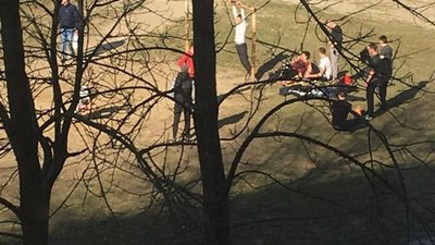 Як у Новояворівську під час карантину діти грають у футбол (ФОТО)