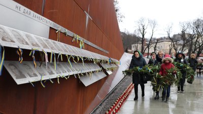 У Львові меморіал Героїв Небесної Сотні прикрасили різдвяними віночками (ФОТО)