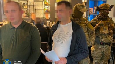 СБУ затримала на Закарпатті посадовця БЕБ та місцевого депутата, які «кришували» нелегальний збут підакцизних товарів