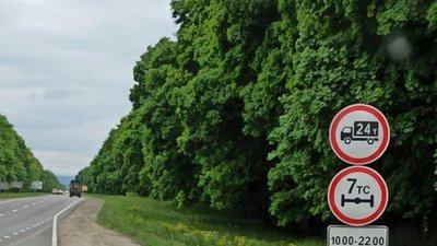 На дорогах Львівщини обмежили рух вантажівок