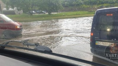 У Львові затопило вулицю Зелену (ФОТО, ВІДЕО)