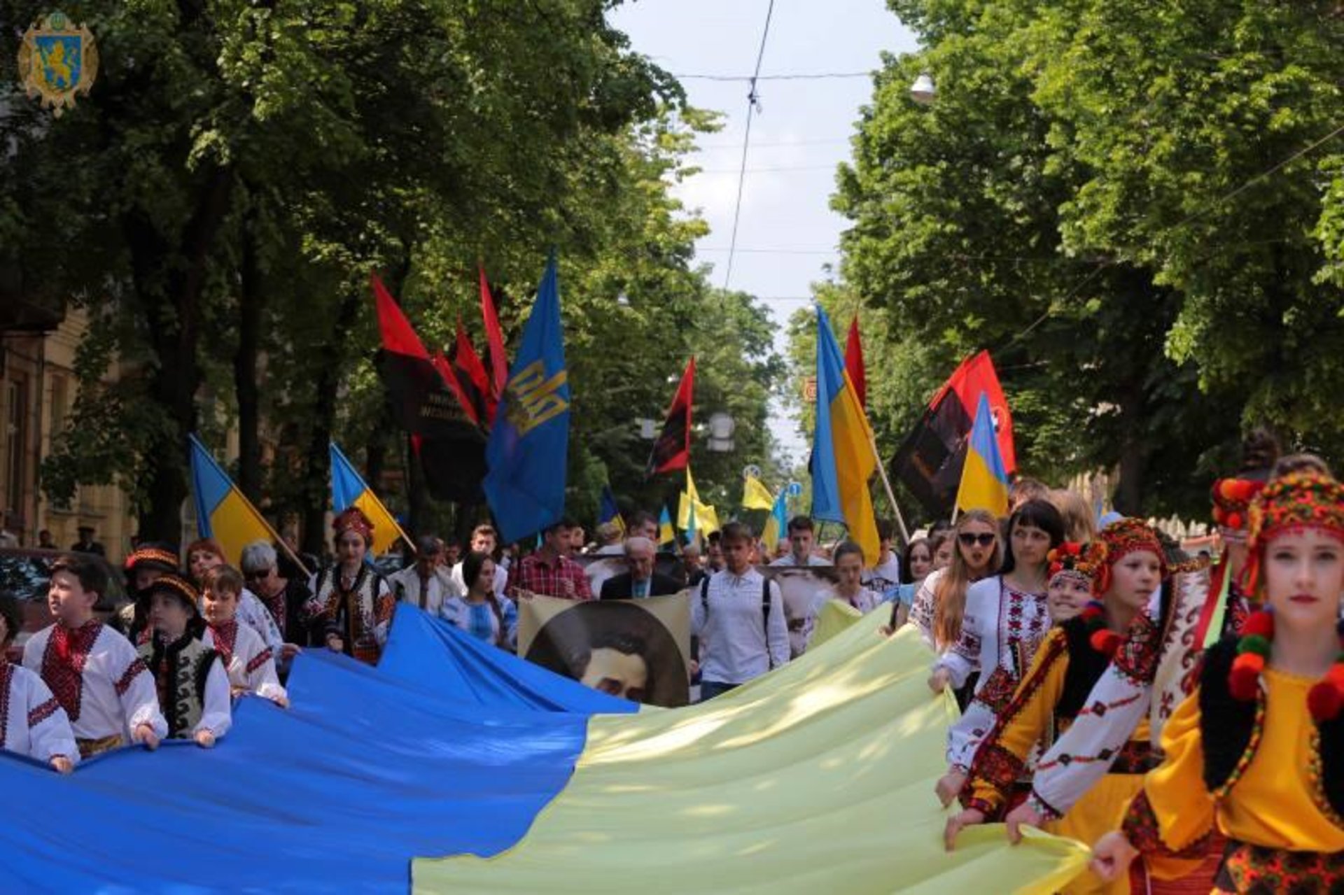 З нагоди Свята Героїв вулицями Львова пройшла урочиста хода. Фото: 4studio.