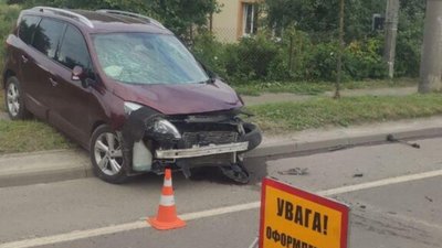 У Львові автомобіль влетів у вантажівку (ФОТО, ВІДЕО)
