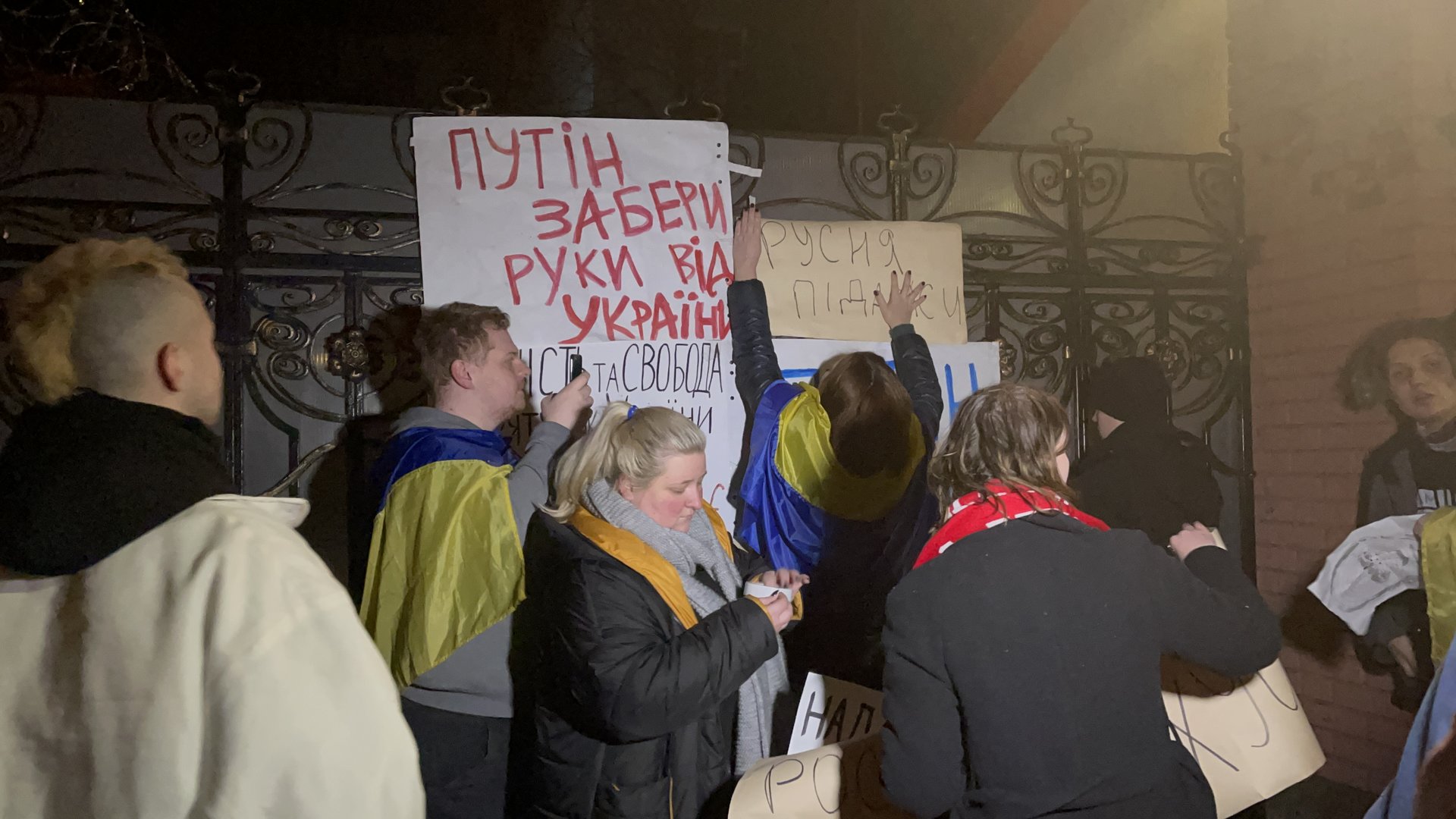 У Львові під стінами Генконсульства РФ виконали Гімн України, фото Четверта студія
