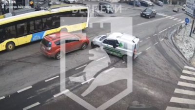 У Львові на Сихові не розминулись автомобілі (ВІДЕО)