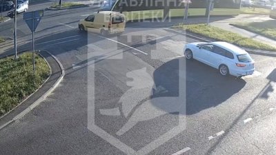 У Львові водій автомобіля через один трамвай не побачив іншого (ВІДЕО)