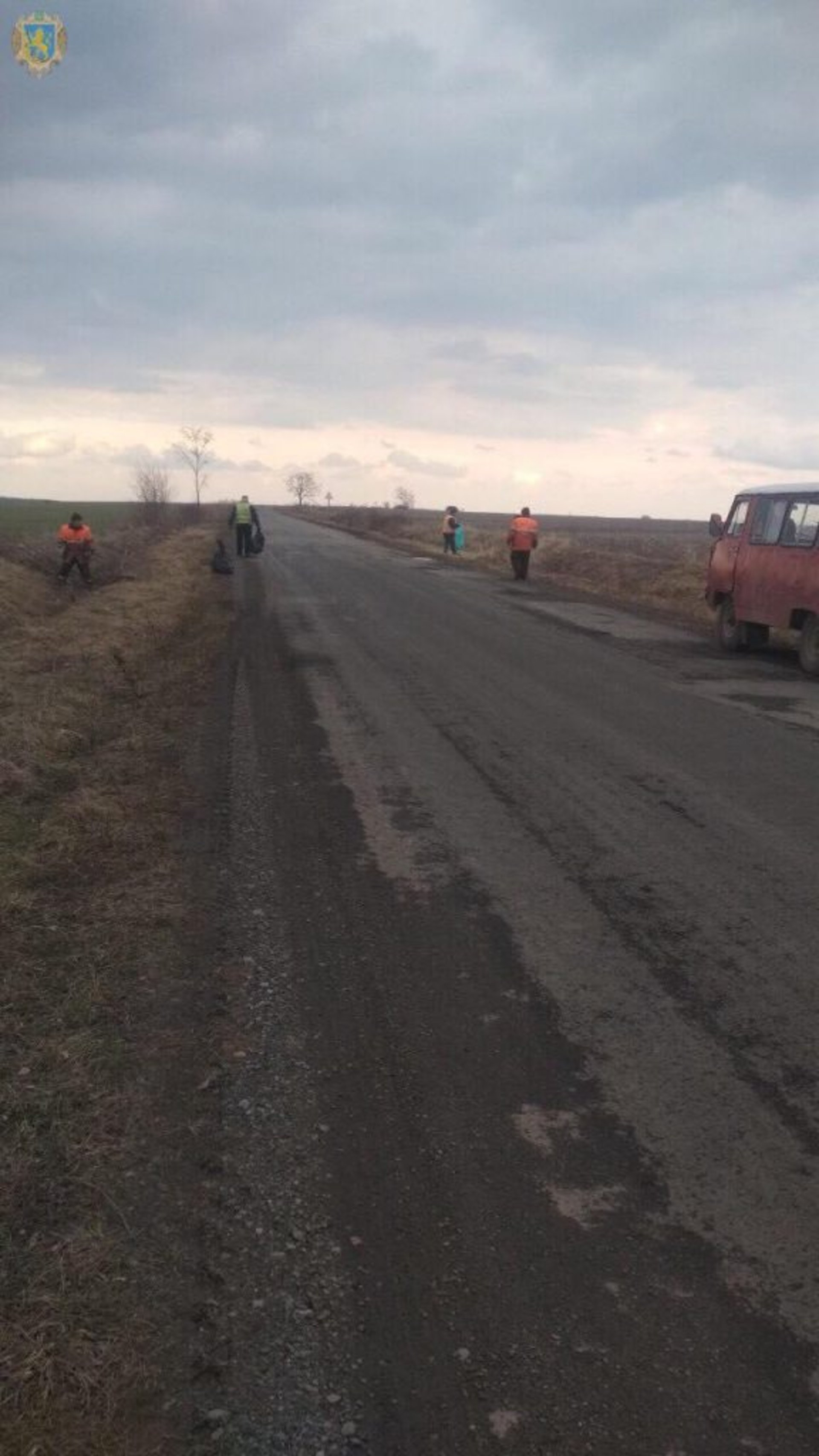На дорогах Львівщини триває масштабне прибирання