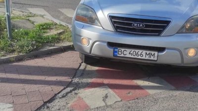 У Львові хаотично паркуються водії (ФОТО)
