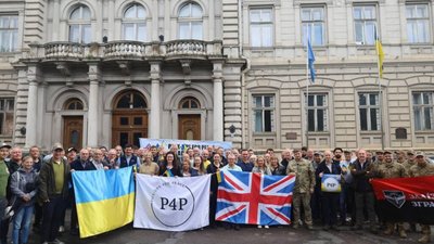 Британські фермери передали на Львівщину понад три десятки позашляховиків для наших оборонців