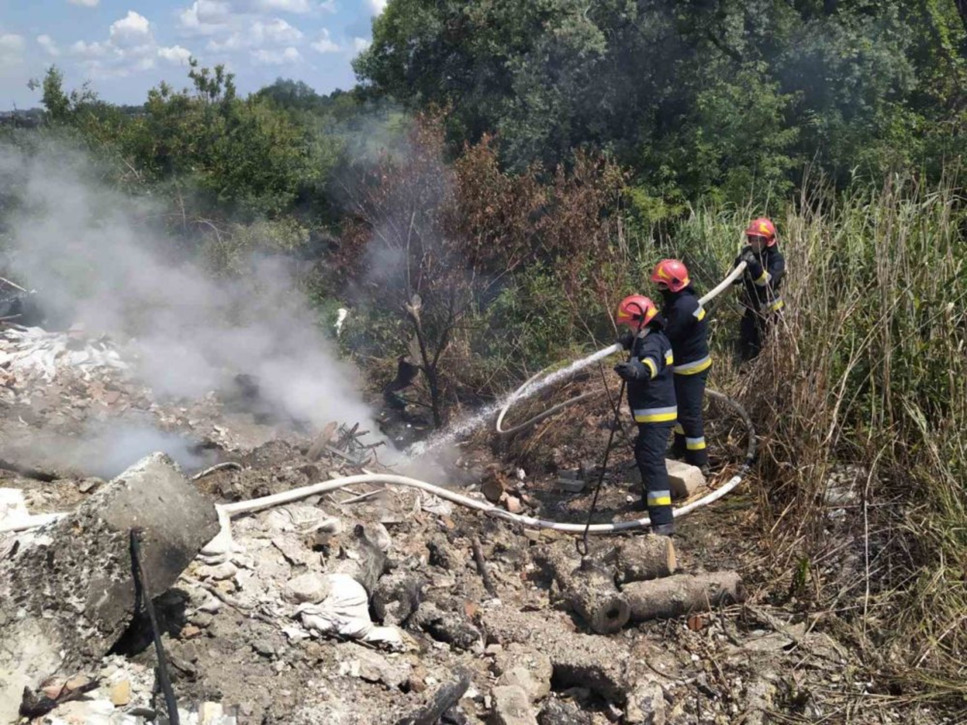 У районі вулиці Пластової виявили підпал незаконно скинутого сміття