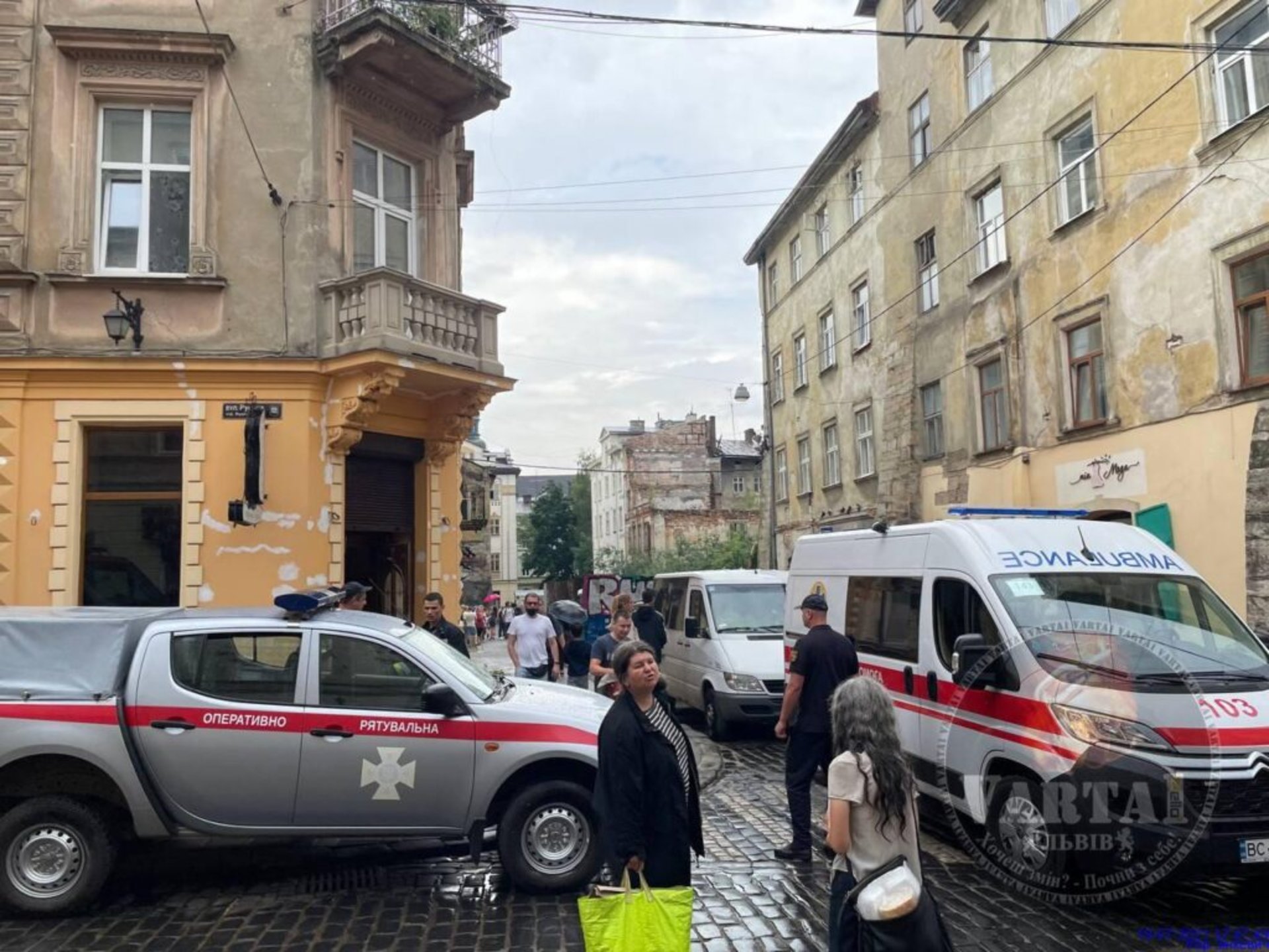 У центрі Львова ліквідовують обвал стіни будинку