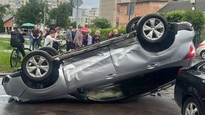 У Львові перекинувся автомобіль