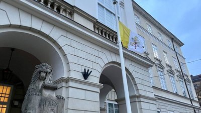 У Львові перед Ратушею вивісили прапор Ватикану