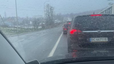 На трасі "Львів - Жовква" зупинився рух транспорту (ФОТО)