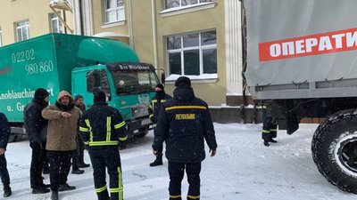 У Рівному у сніговому заметі застряг вантажний автомобіль з обладнанням (ФОТО)