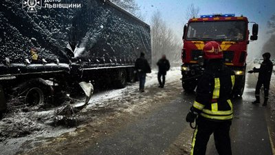 На Львівщині вантажівка влетіла у відбійник