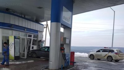 На Львівщині іномарка в‘їхала у приміщення АЗС (ФОТО)