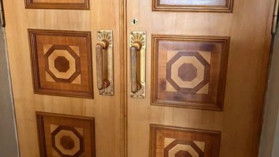 Нардепи поцілували закриті двері Верховної Ради