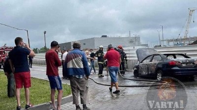 У Львові горить автомобіль (ВІДЕО)