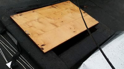 У Львові вітер зірвав люк на даху житлового будинку: дощі затоплюють під’їзд (ФОТО, ВІДЕО)