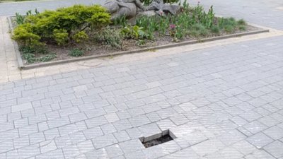 У Львові провалюється бруківка (ФОТО)