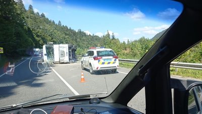 На Львівщині перекинулася фура, яка заблокувала рух на міжнародній трасі (ВІДЕО, ФОТО)