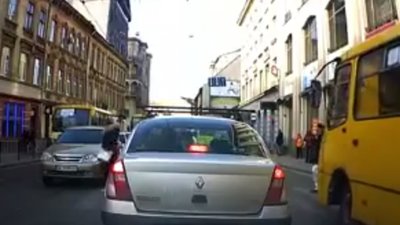 У центрі Львова таксист провіз на капоті збитого ним пішохода  і втік (ВІДЕО)