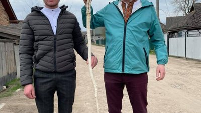На Тернопільщині напередодні Великодня викопали хрін-гігант (ФОТО)