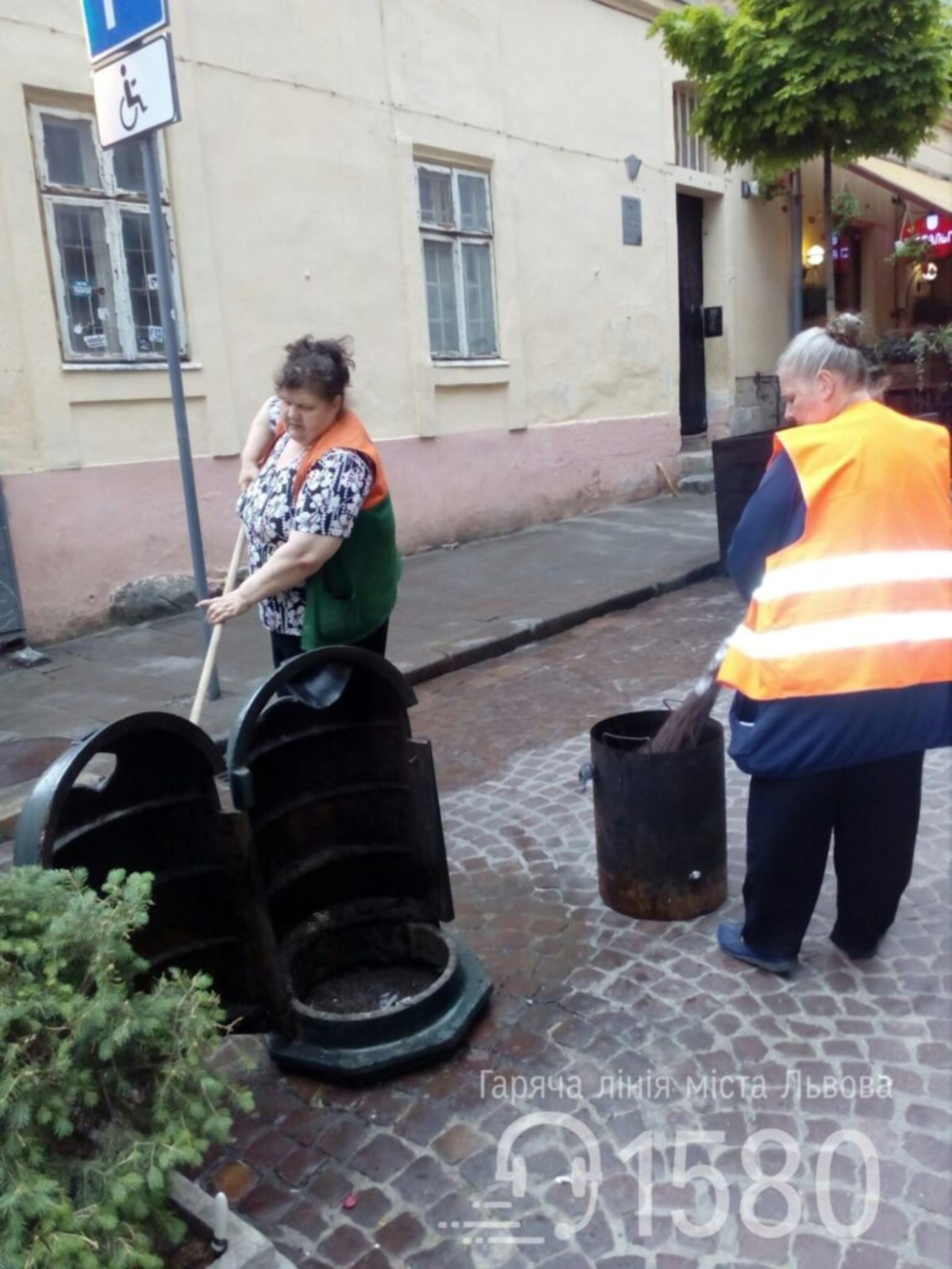 У Львові перед дощем комунальники помили вулиці міста