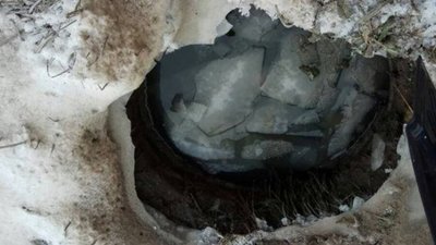 На вулиці Львова дитина на очах у матері провалилася у яму з крижаною водою (ФОТО)