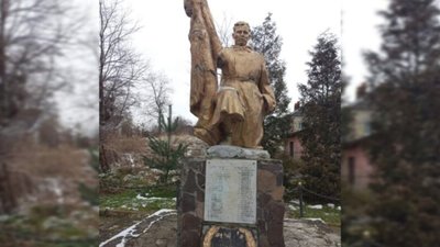 У центрі Меденич і досі стоїть радянський солдат