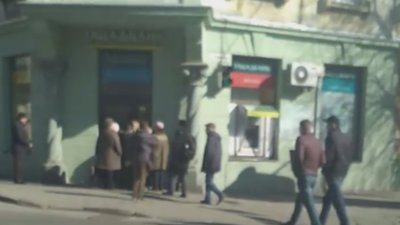 Карантин у Львові: у місті черга біля Ощадбанку (ВІДЕО)