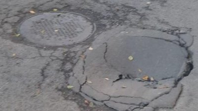 У Львові на дорозі утворилась велика яма (ФОТО)
