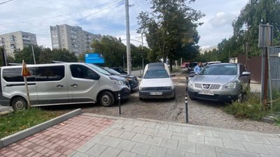 У Львові катастрофічно бракує місць для паркування автомобілів (ФОТО)