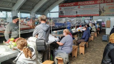 Як у Червонограді торгують на міському ринку (ФОТО)