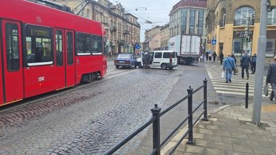 У центрі Львова на перехресті не розминулись автомобілі