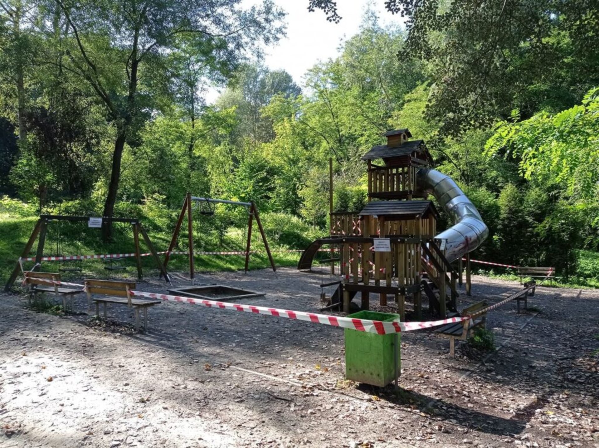 У Парку культури та відпочинку ім. Б. Хмельницького немає коштів на ремонт дитячого майданчику, фото адміністрації парку