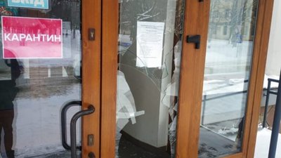 У Червогораді чоловік розбив двері міської ради (ФОТО)