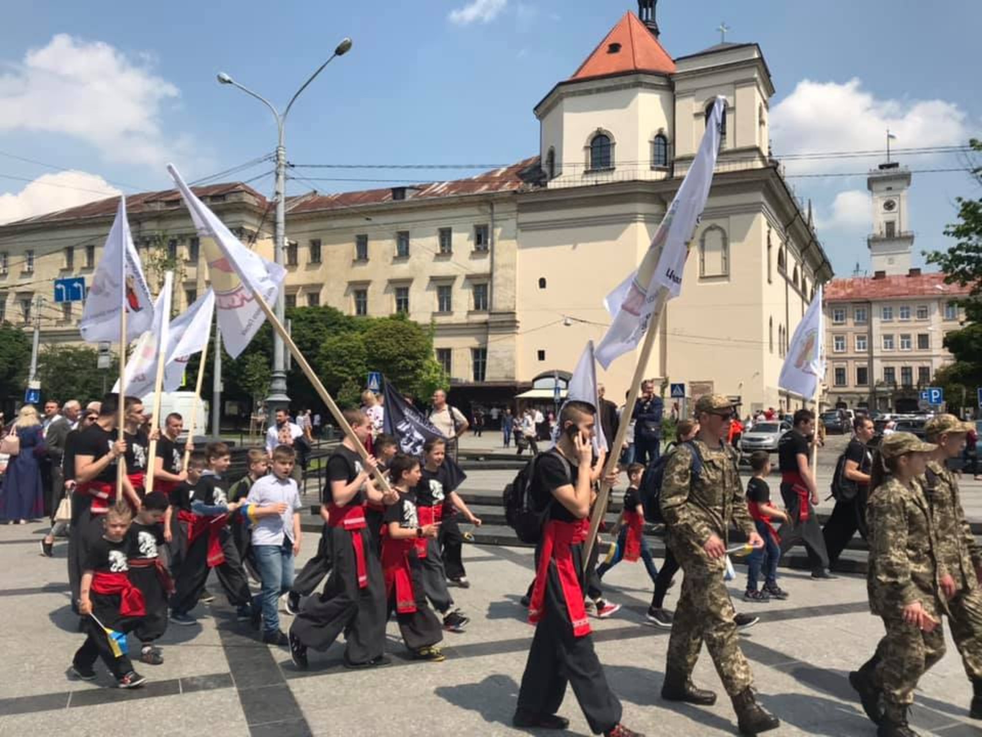 З нагоди Свята Героїв вулицями Львова пройшла урочиста хода. Фото: 4studio.