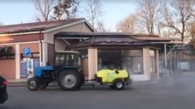 Як тракторцем дезінфікують прикордонні Мостиська (ВІДЕО)