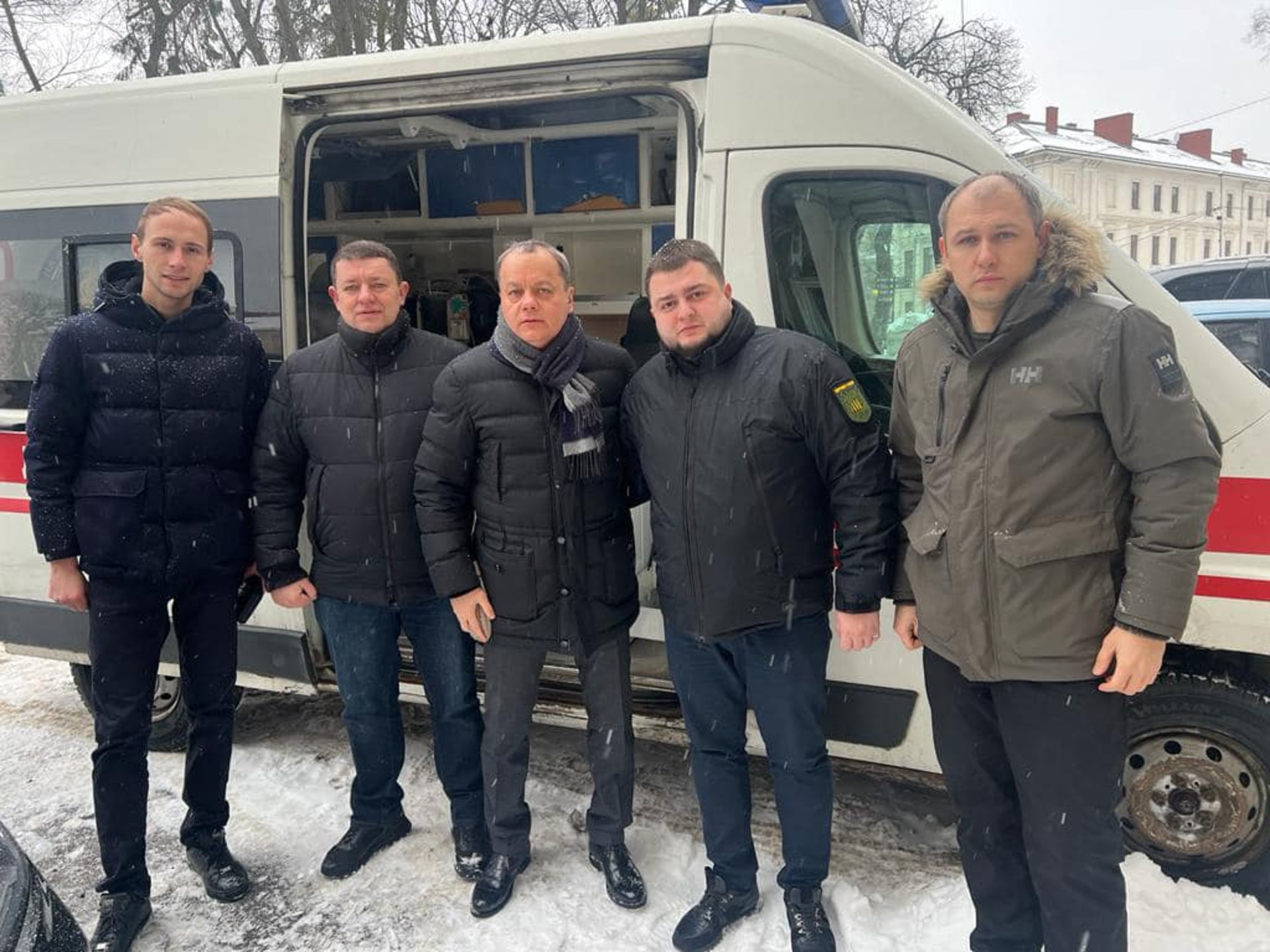 Львівщина передала для військових укомплектовану "швидку"