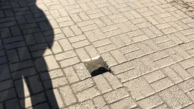 У центрі Львова чоловік підвернув ногу
