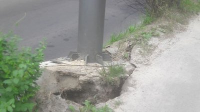 У центрі Львова перекрили рух через загрозу падіння білборда на проїжджу частину (ФОТО)