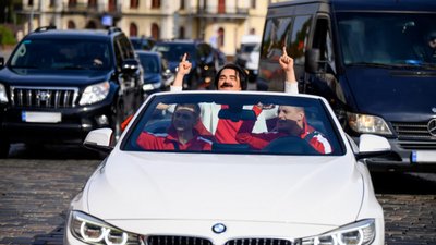 KOLABA і Павло Зібров переспівали хіт «Хрещатик» і зняли кліп, їдучи в кабріолеті по Києву 