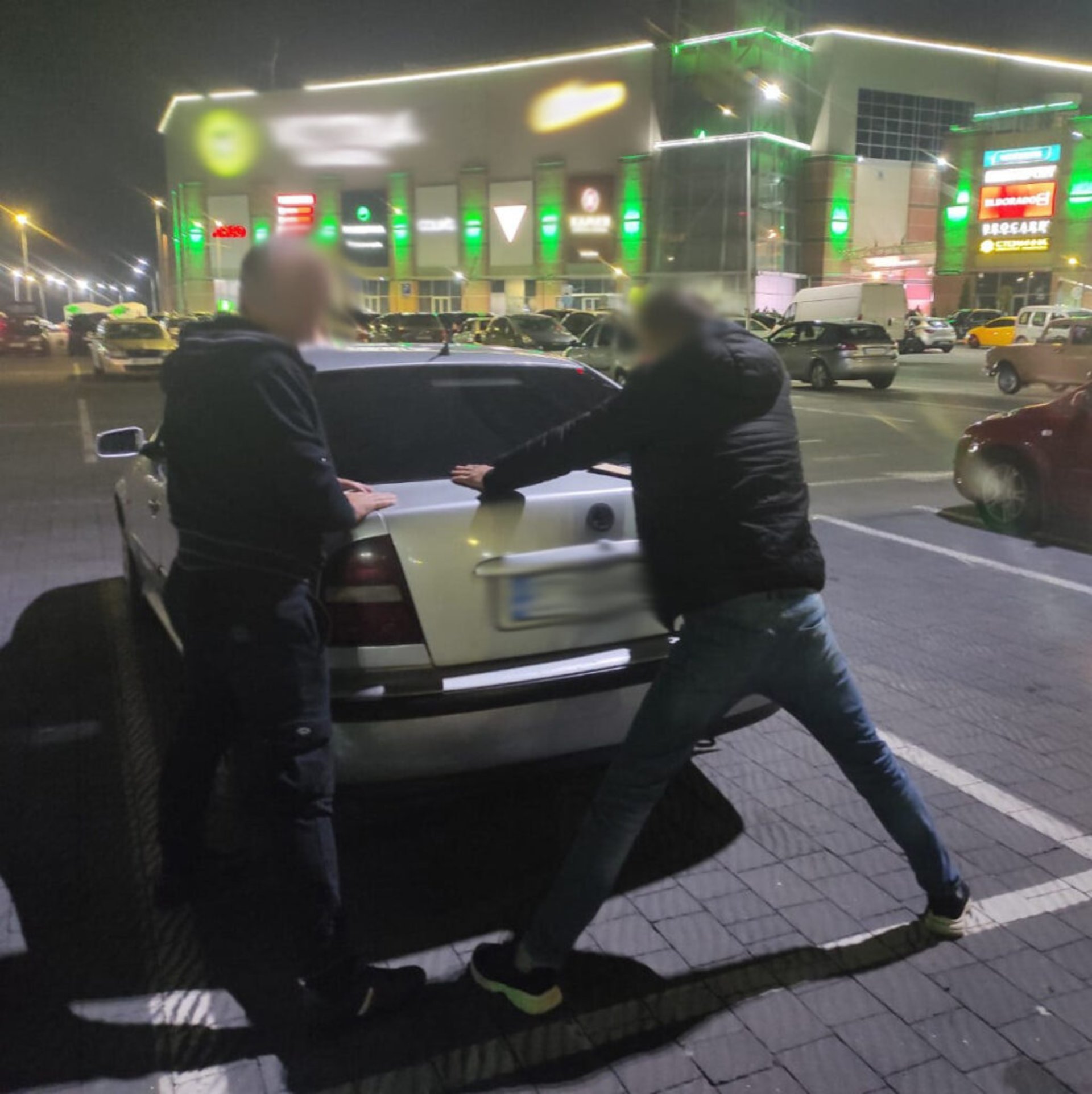 У Львові затримали іноземця під час вчинення крадіжки з автомобіля