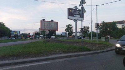 У Львові на перехресті Грінченка - Богдана Хмельницького облаштують пішохідний перехід (ФОТО)