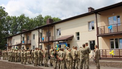 Порошенко продовжує будувати житло військовим (ФОТО)