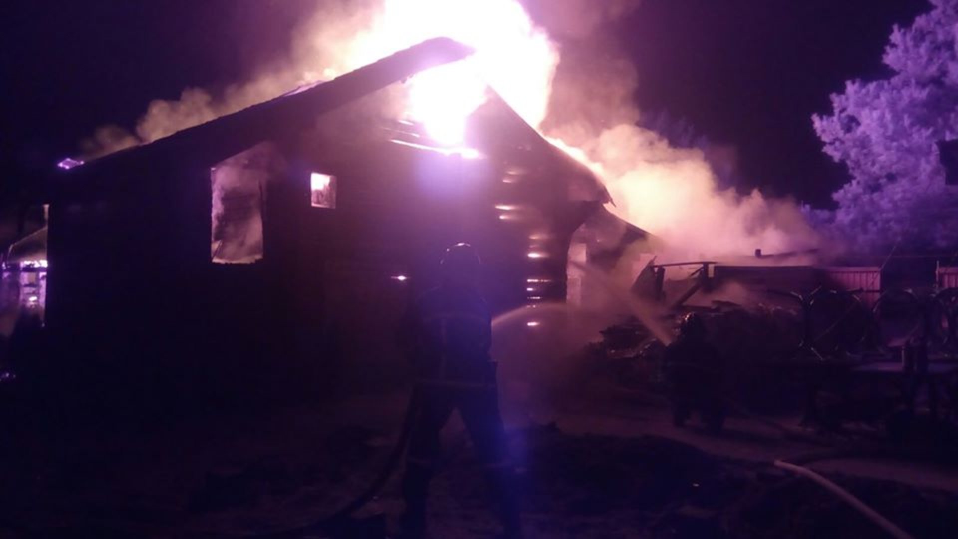На Львівщині вогнем знищено дерев’яну сауну. Фото: ДСНС.