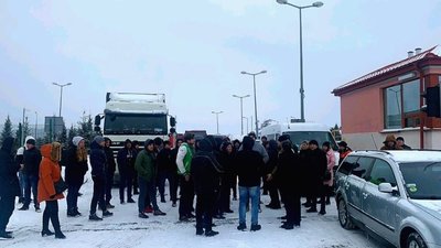На кордоні з Польщею українські прикордонники затримують чергу (ФОТО)